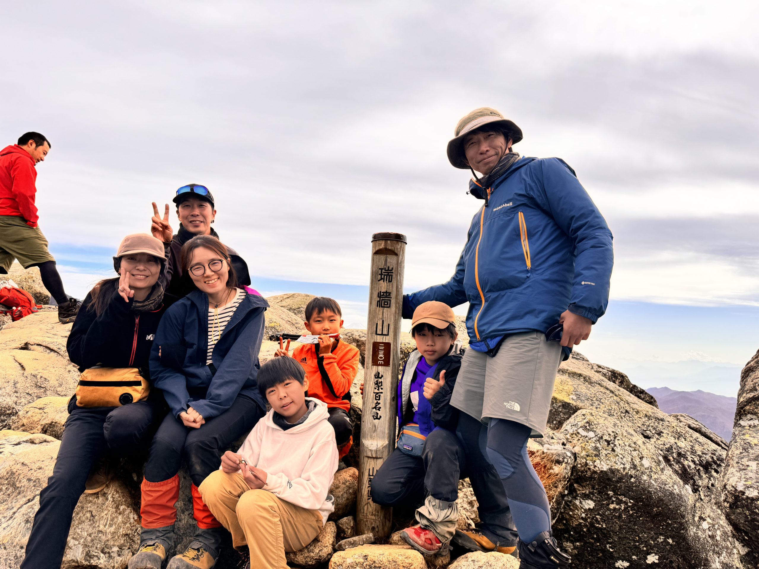 瑞牆山山頂集合写真